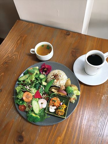 有機・農薬不使用の野菜たっぷりサラダプレート