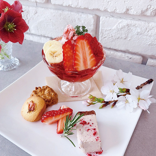桜の美肌いちごパフェとこだわりスイーツプレート