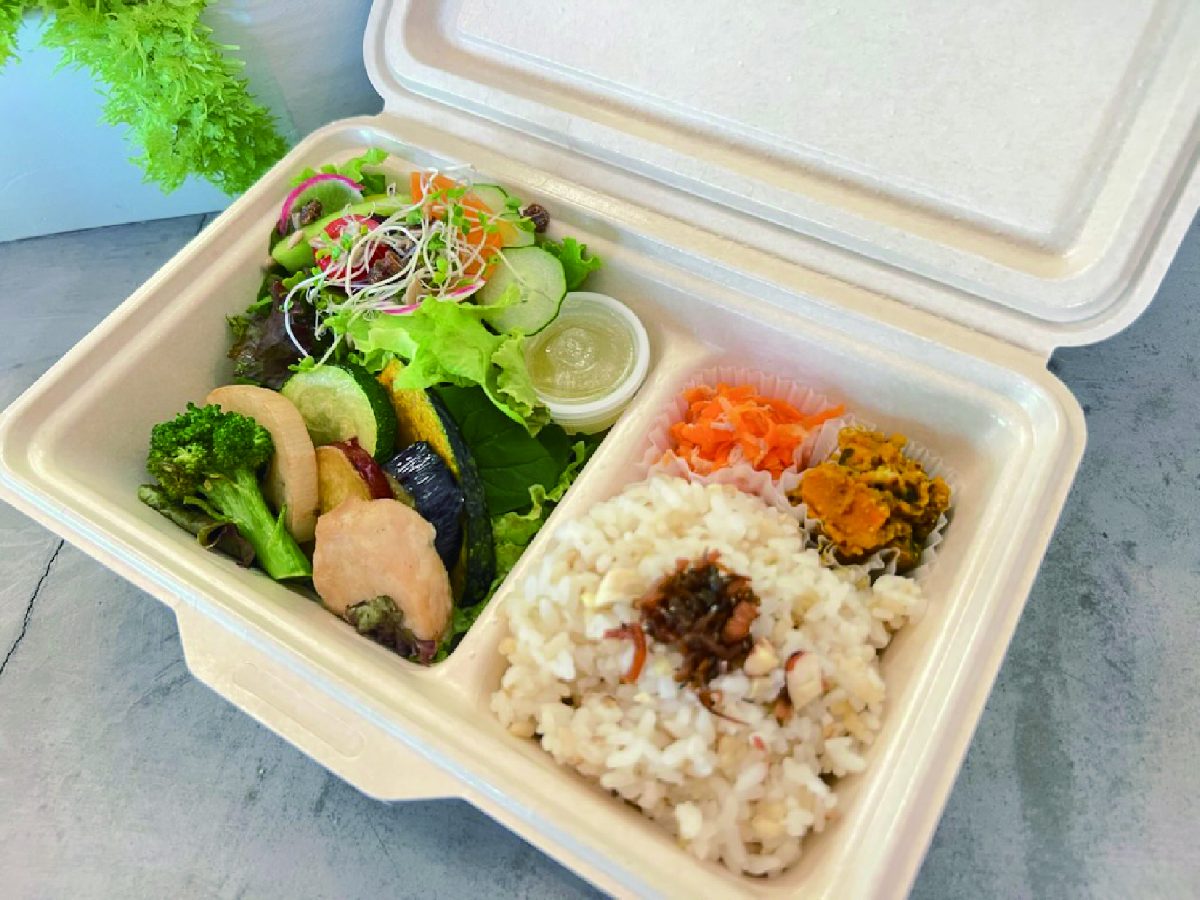 オーガニックカフェ アージョの玄米ヘルシー弁当。旬野菜のグリルとサラダ、雑穀米を彩りよく盛り付けたヘルシーランチ