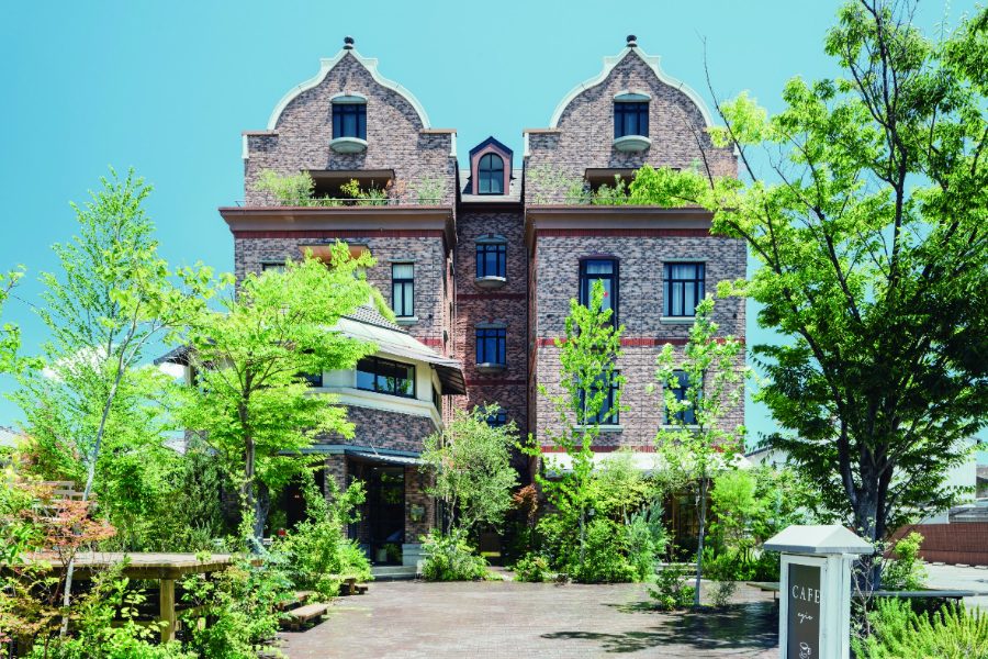 福山市のファシオールスタジオの外観。オーガニックカフェ アージョ（CAFE egio）を併設する欧風レンガ造りの建物